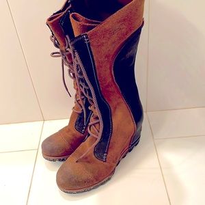 Tall Camel & Black Sorels -Excellent Condition